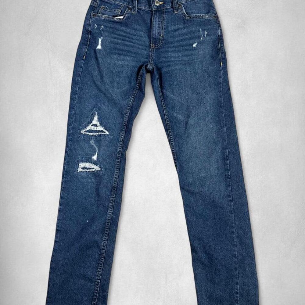 16 | Levi’s 502™ Regular Taper Distressed Jean